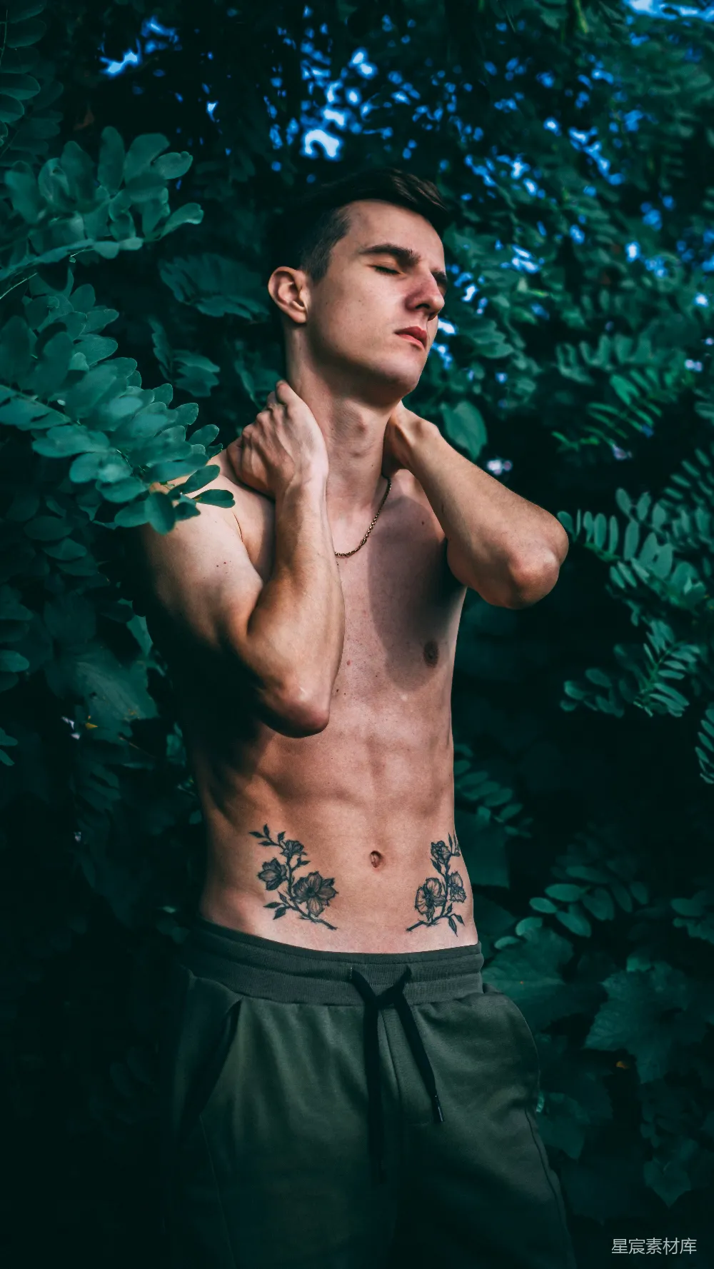 高清摄影  穿着绿色松紧裤的男人