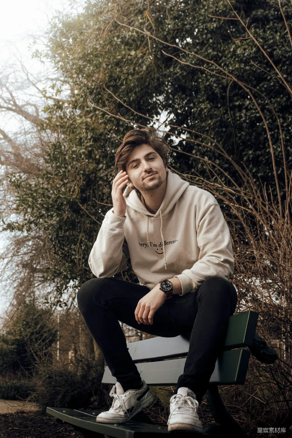 高清摄影 灰 hoodie 穿着的女人坐在黑色长凳上