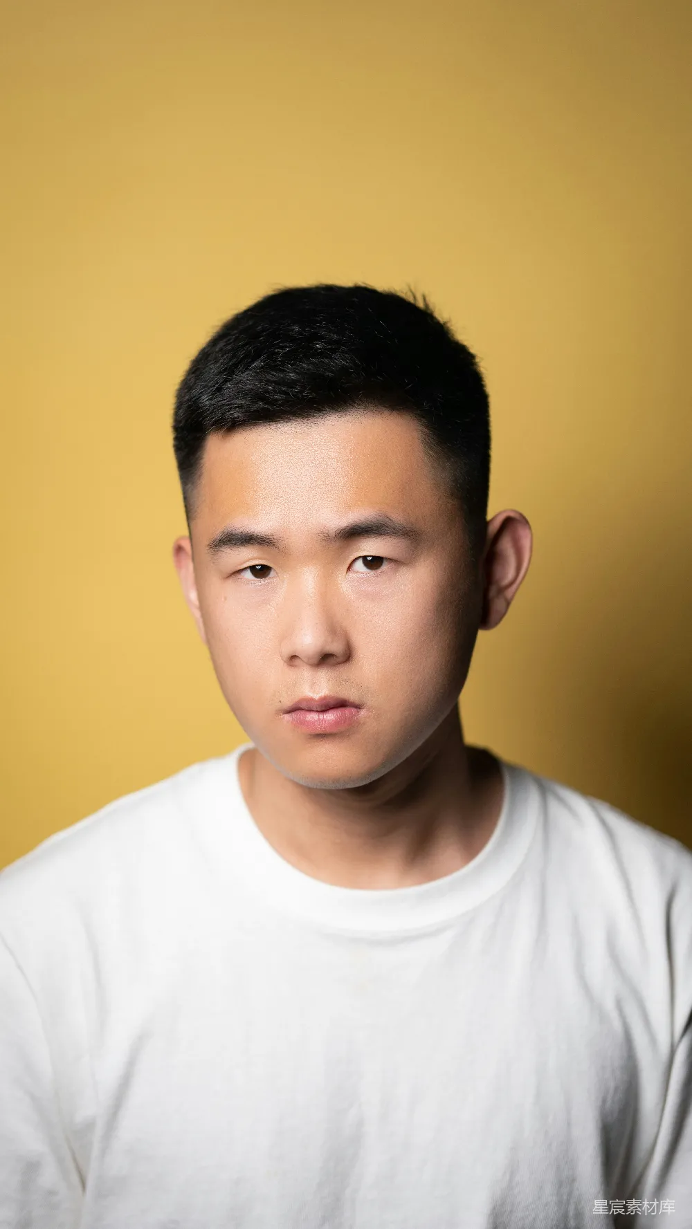 高清摄影  一个穿着白色衬衫的男人在看着镜头
