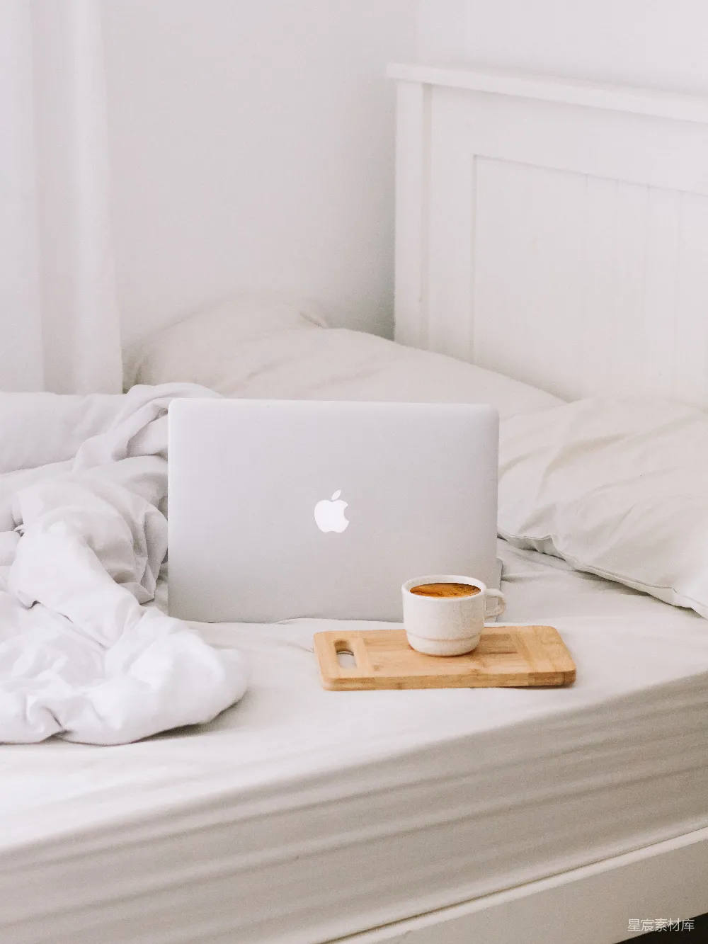 高清摄影  MacBook 隔着茶杯中的拿铁