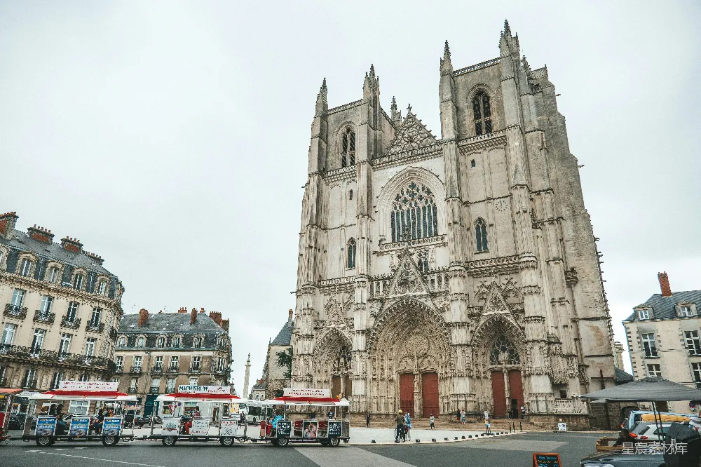 高清摄影  白天停在棕色混凝土建筑前的汽车
