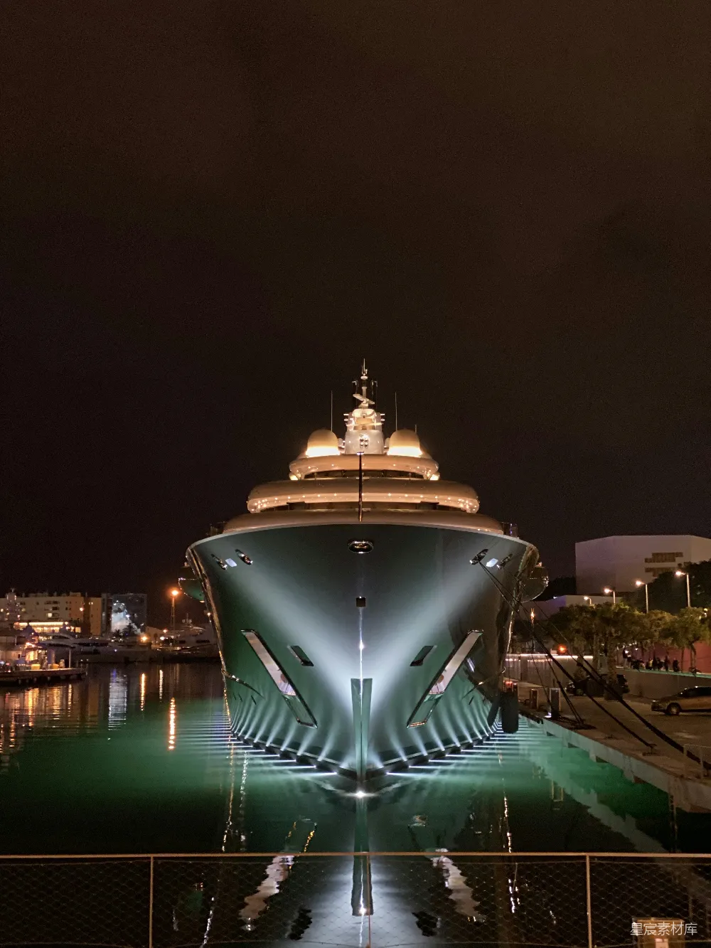 高清摄影  一座顶部有圆顶的巨大建筑，周围环绕着水面，夜晚景色。