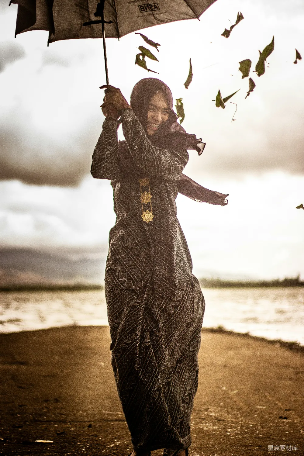 高清摄影  微笑的女人撑着伞