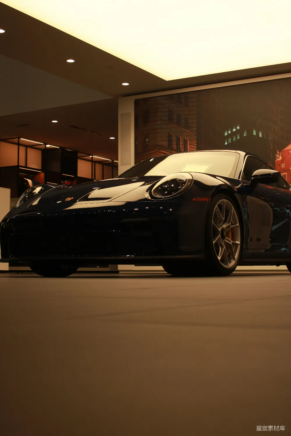 高清摄影  一辆 sleek、黑暗的 sports car 停放在室内。