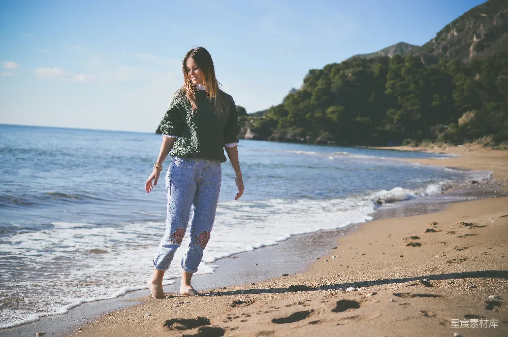 高清摄影  海滩上站着的女人