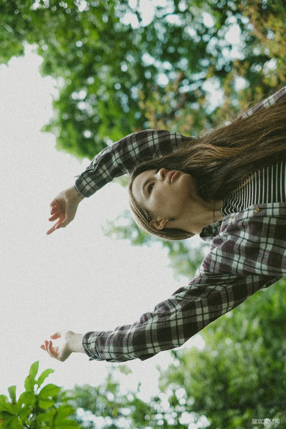高清摄影  一个穿格子衫的女人在空中飞翔
