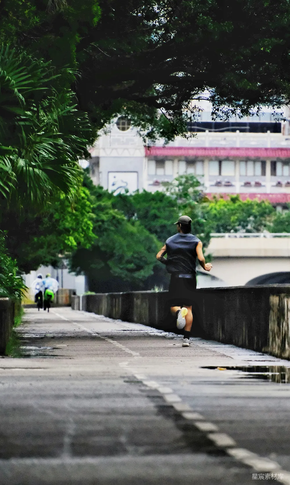 高清摄影  城市公园里一个人在湿地上跑步。