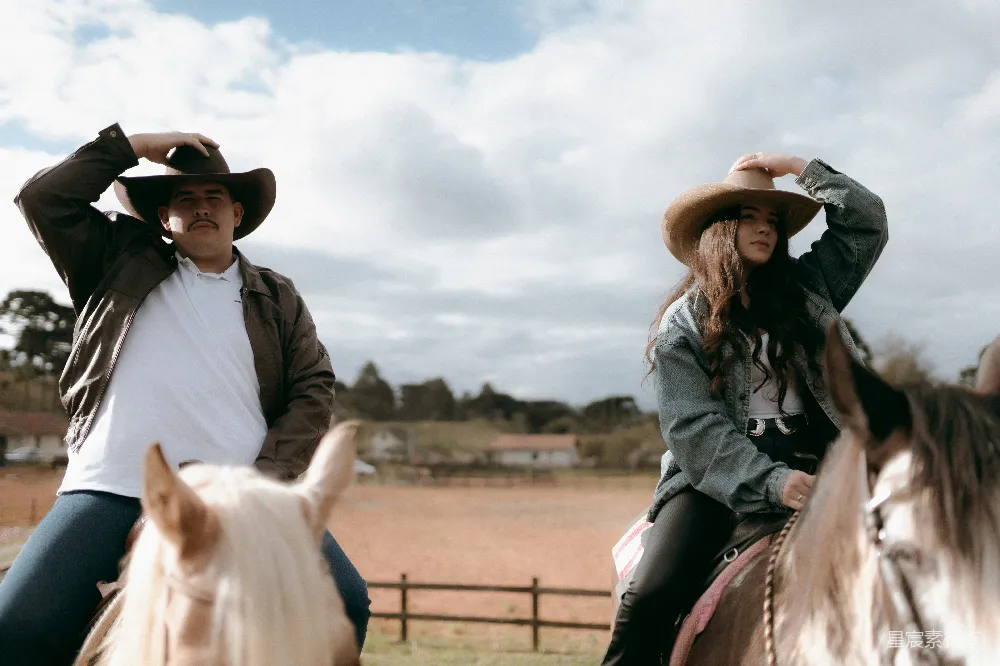 高清摄影  两名戴着 cowboy 帽子的人骑马