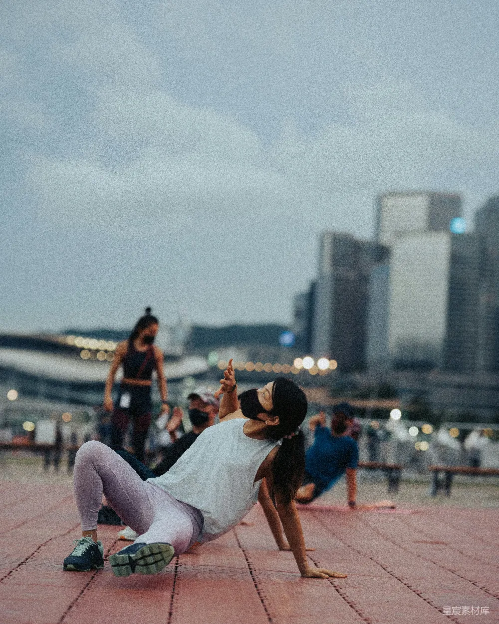 高清摄影  一个女人躺在地上用手机拍照。