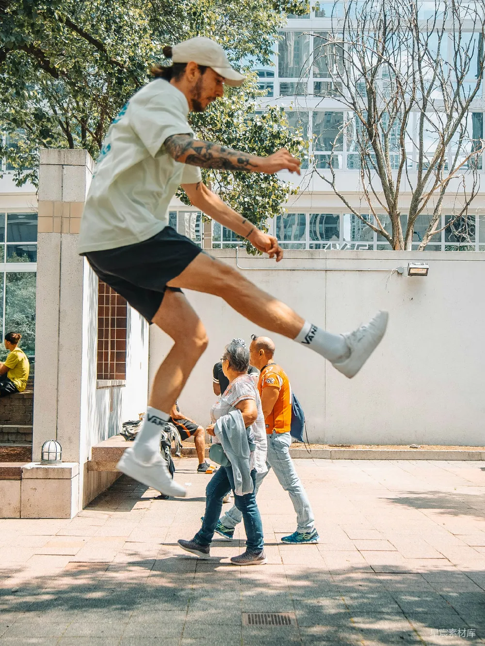 高清摄影 人物 白衬衫男人穿着蓝牛仔裤在空中跳跃