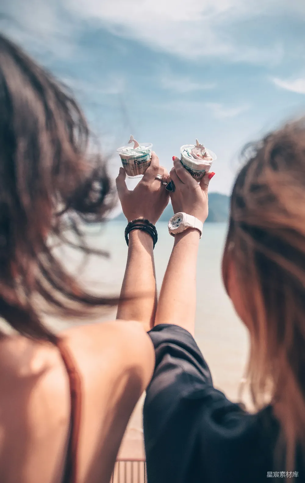 高清摄影  浅焦点人像拿着纸杯蛋糕