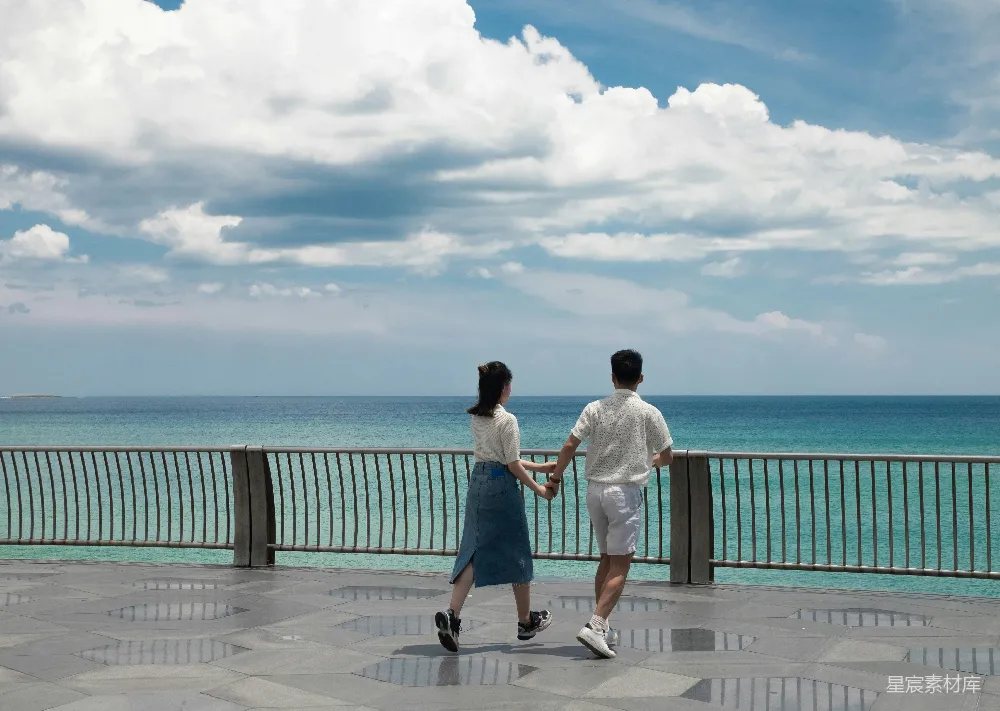 高清摄影  夫妻手牵手走在海边