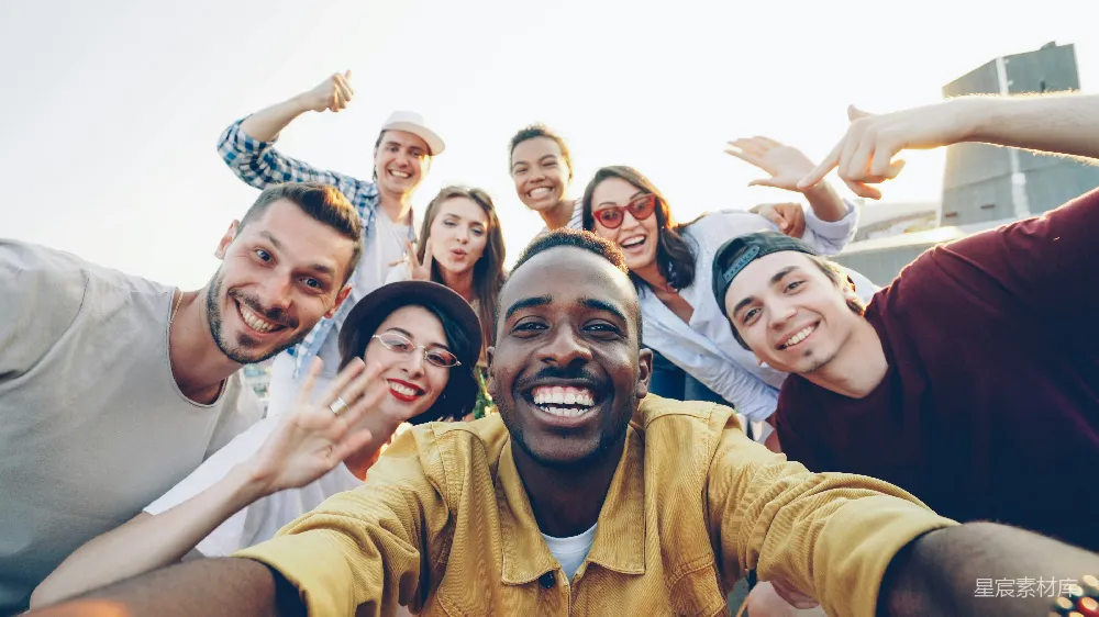 高清摄影 一群 diversity 的朋友笑容满面地自拍。