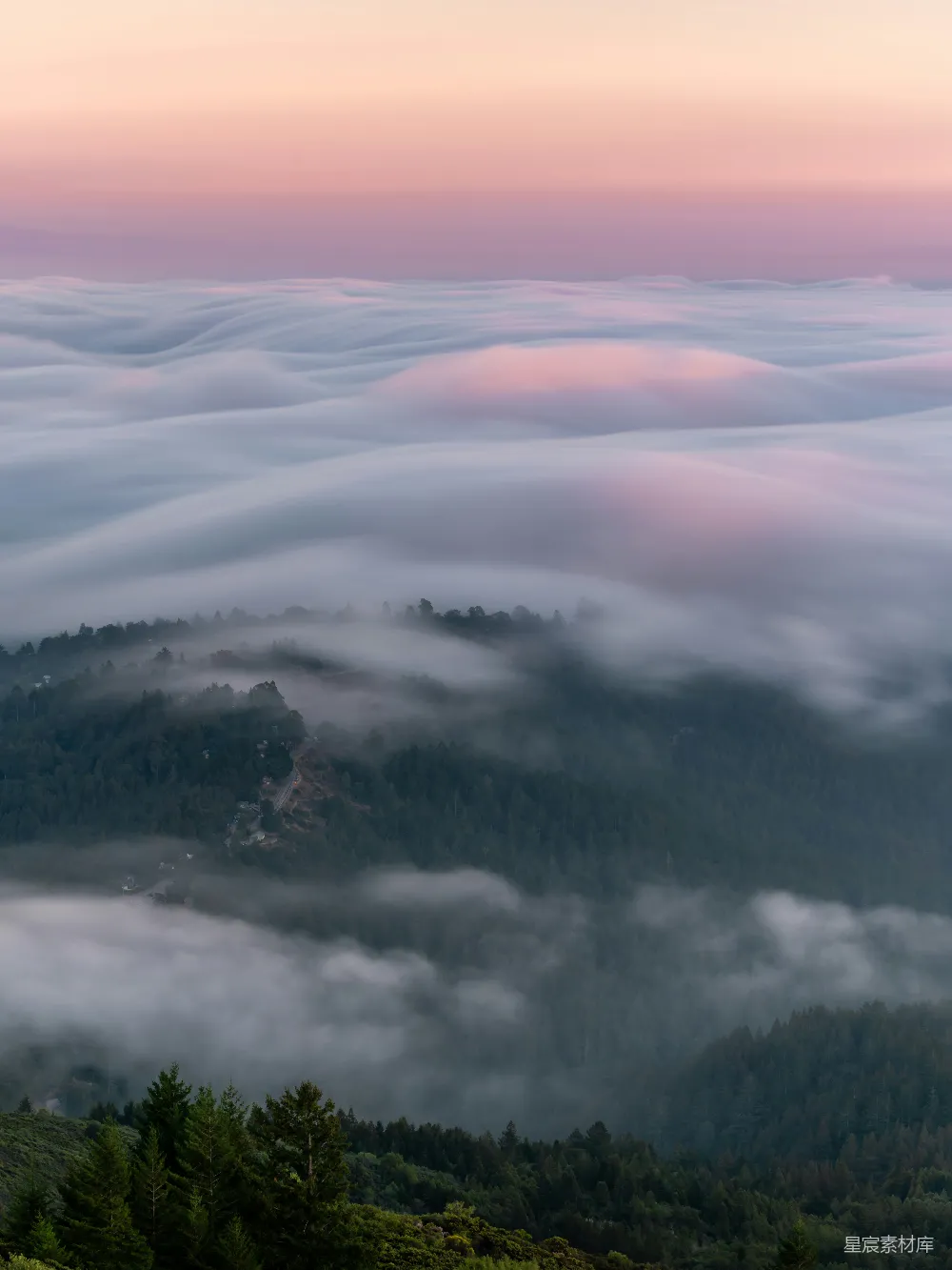 高清摄影 山间云雾缭绕的一景