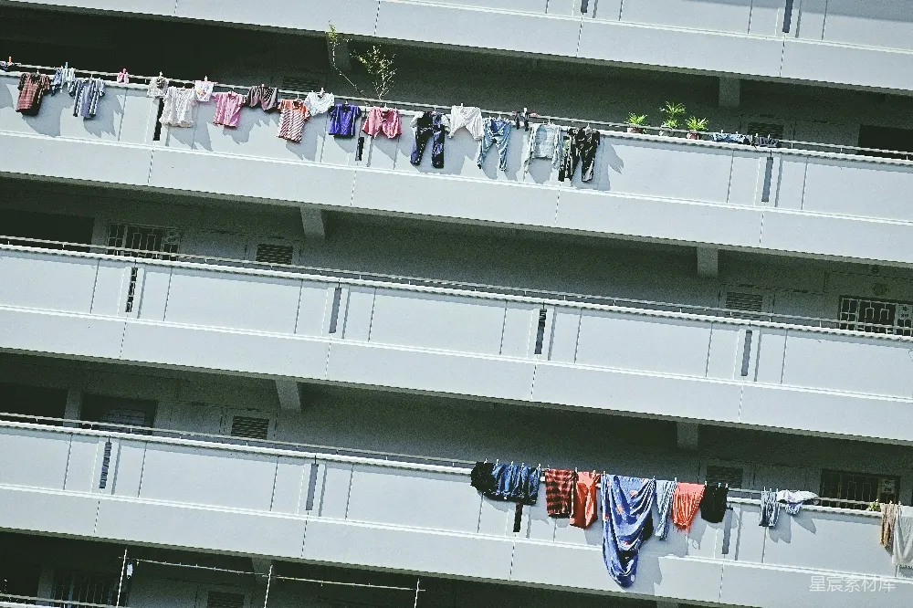 高清摄影  白建筑里的人在白天