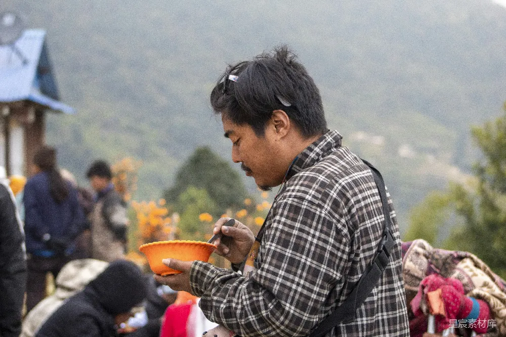 高清摄影  一个男人手里拿着一个碗的食物