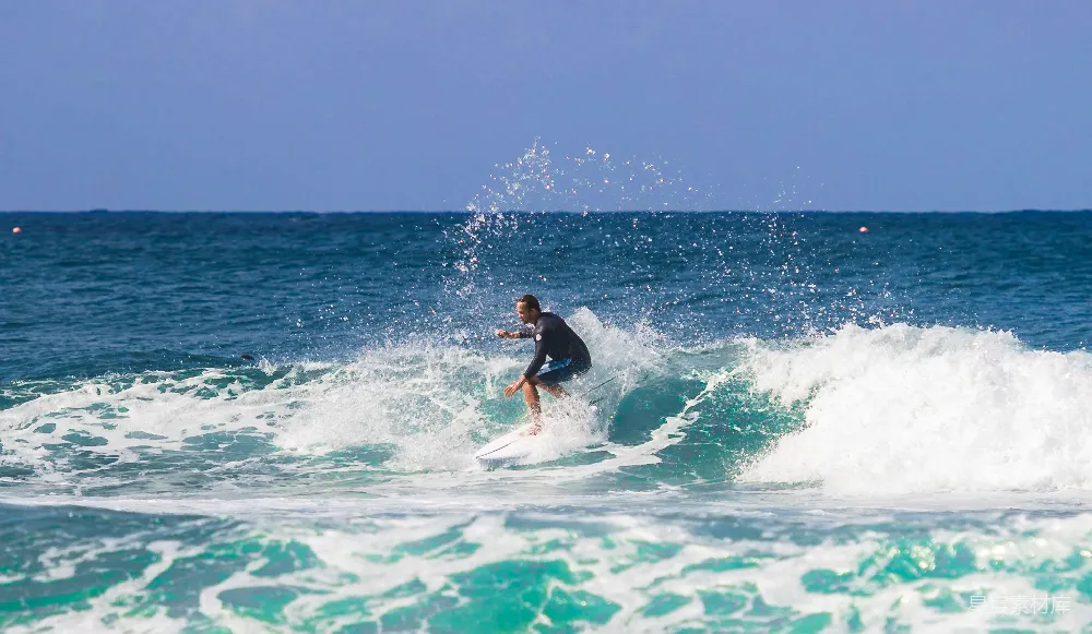 高清摄影  一个男子骑在冲浪板上 surfing于波浪之上