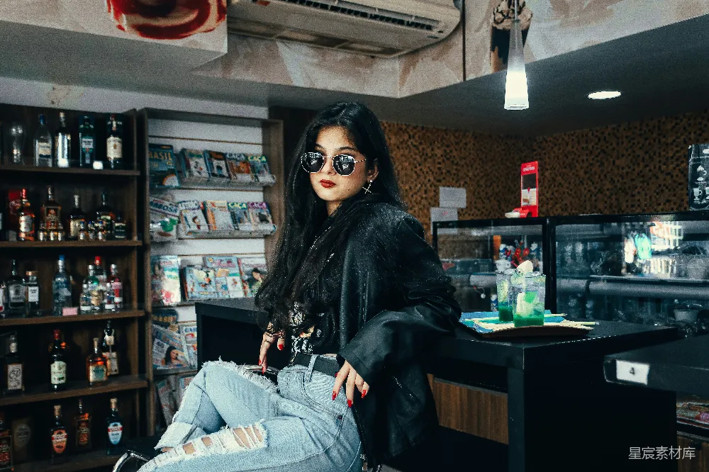 高清摄影 电影 壁纸 一个女人坐在商店里的椅子上。