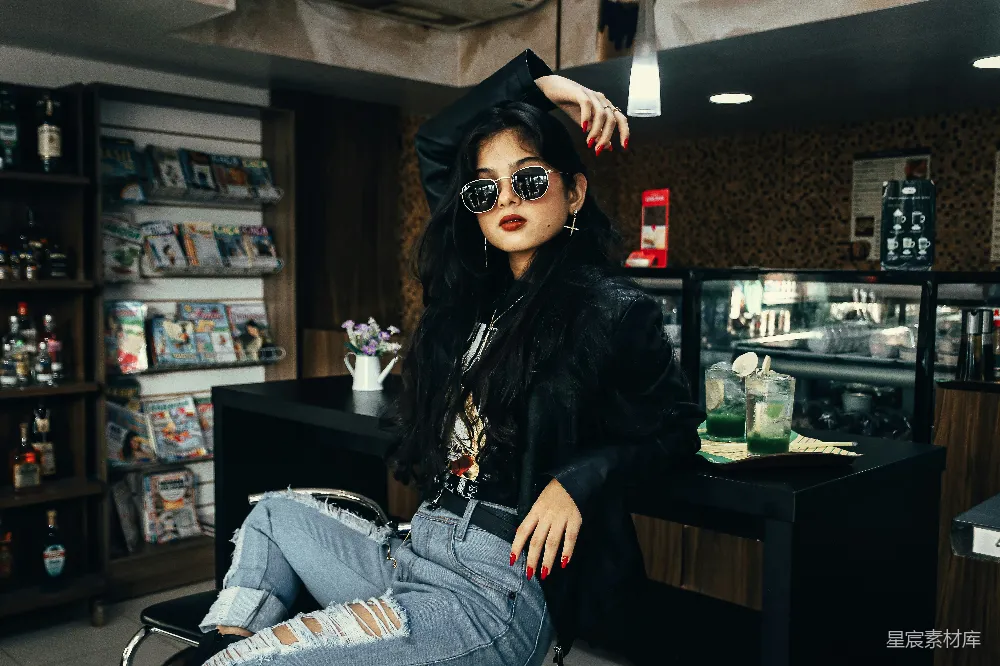 高清摄影 电影 壁纸 一位妇女坐在商店的椅子上。