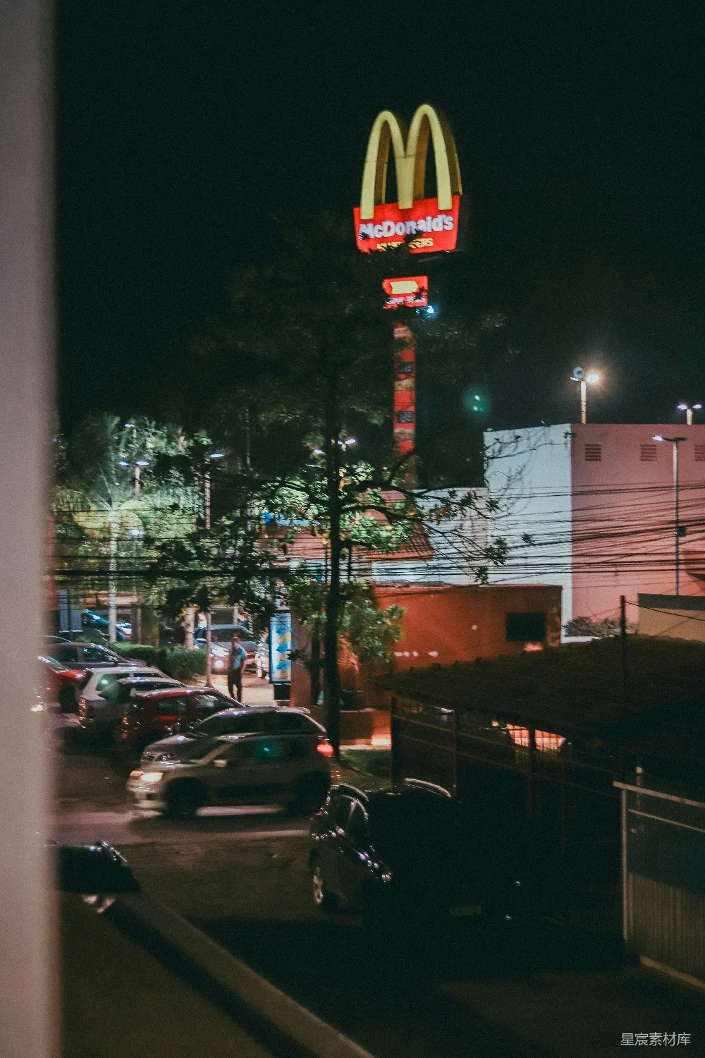 高清摄影  夜晚麦当劳餐厅的景象