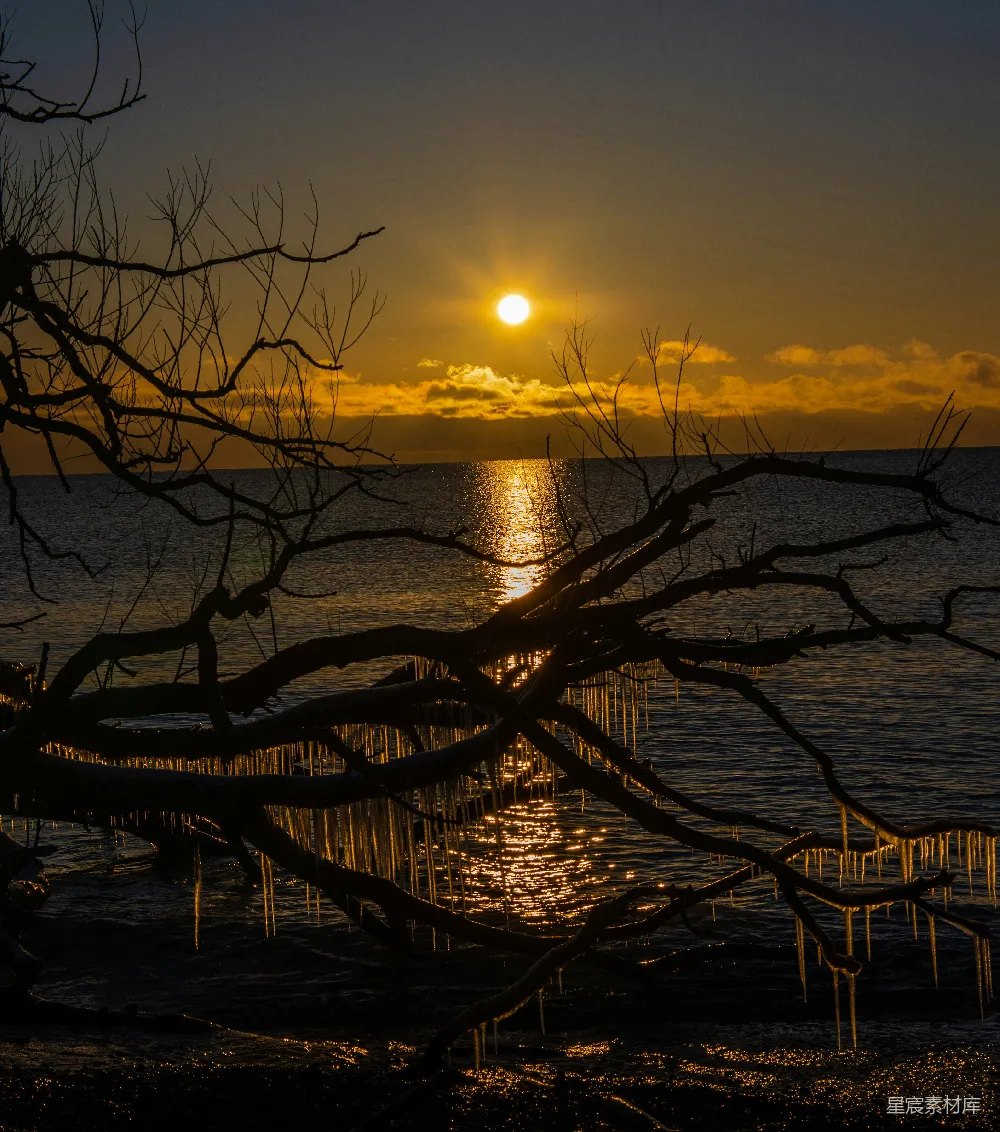 高清摄影  夕阳落下在一片水域之上