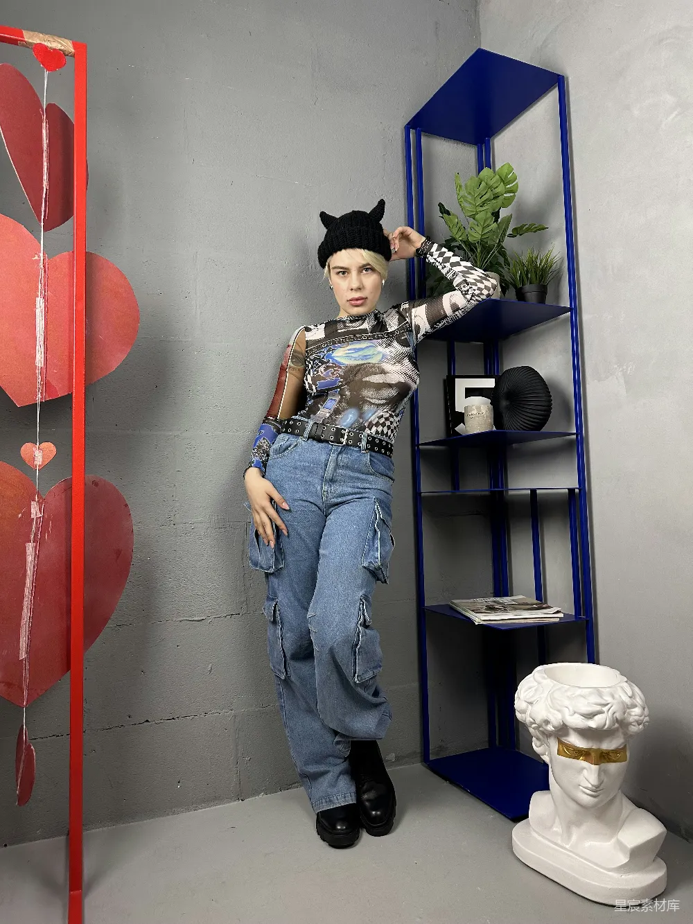 高清摄影  一个女人站在一个有植物的架子旁边