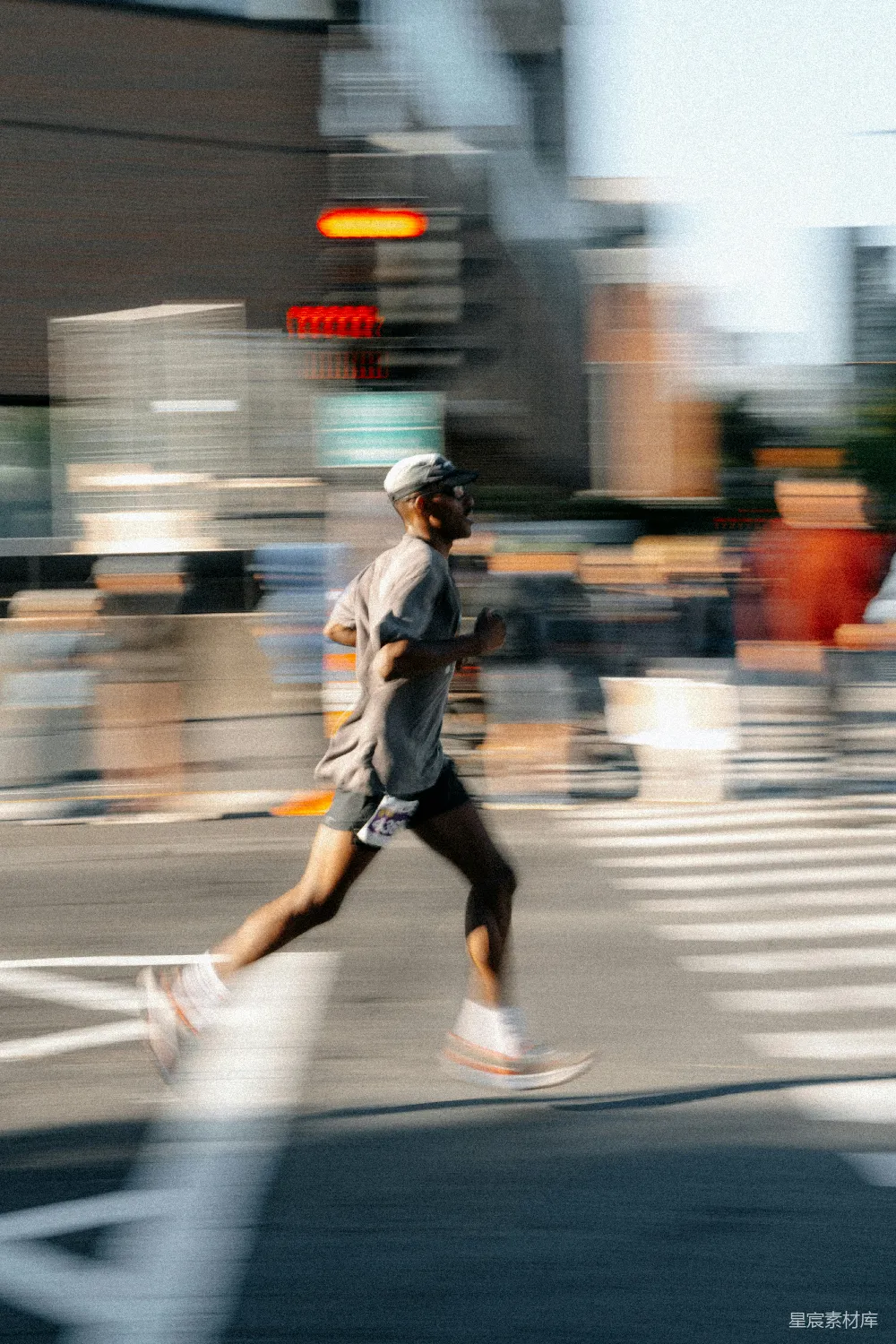 高清摄影 实验性 人物 人在一条模糊的城市街道上奔跑