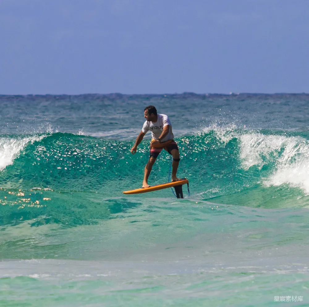 高清摄影  一个男子站在冲浪板上 surfing于波浪之上