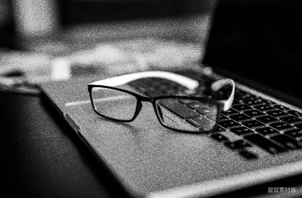 高清摄影  黑色框架的眼镜放在macbook pro上