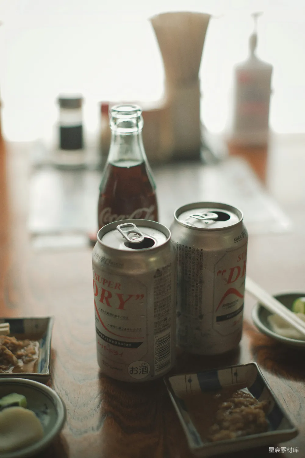 高清摄影  一张木桌上摆放着盘子中的食物和饮料。