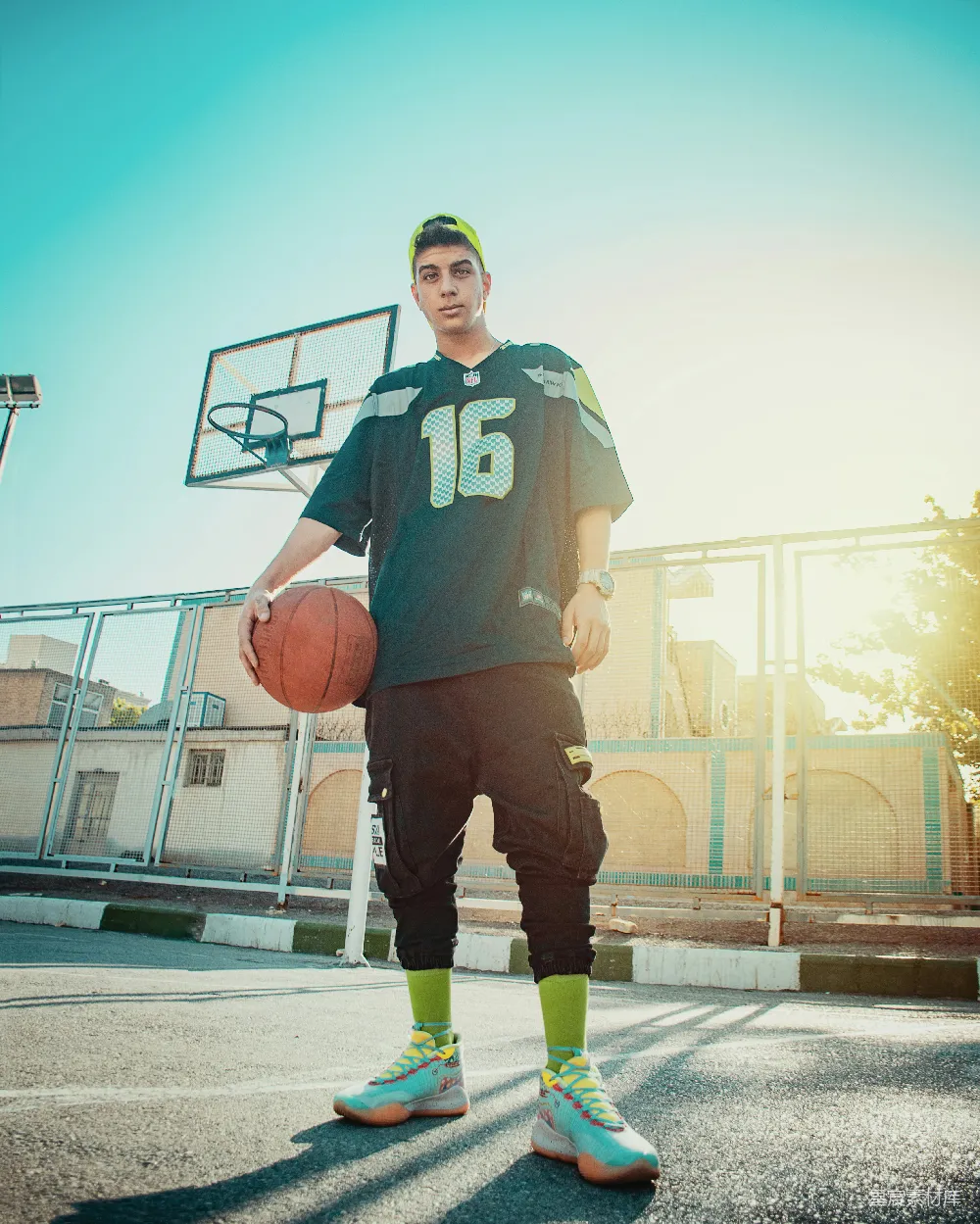 高清摄影 人物 身穿蓝色和白色NIKE球衣的男人正在持篮球