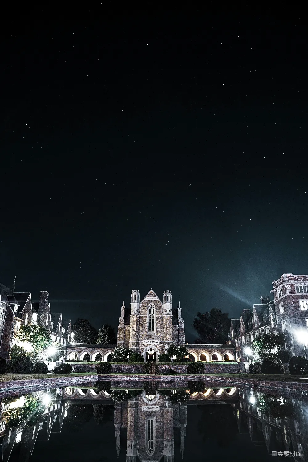 高清摄影  夜晚中的白色和棕色混凝土建筑