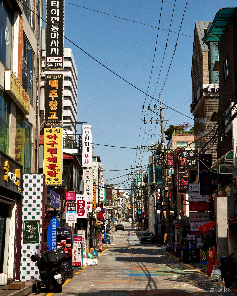 高清摄影  一条街道两旁矗立着许多高大的建筑物