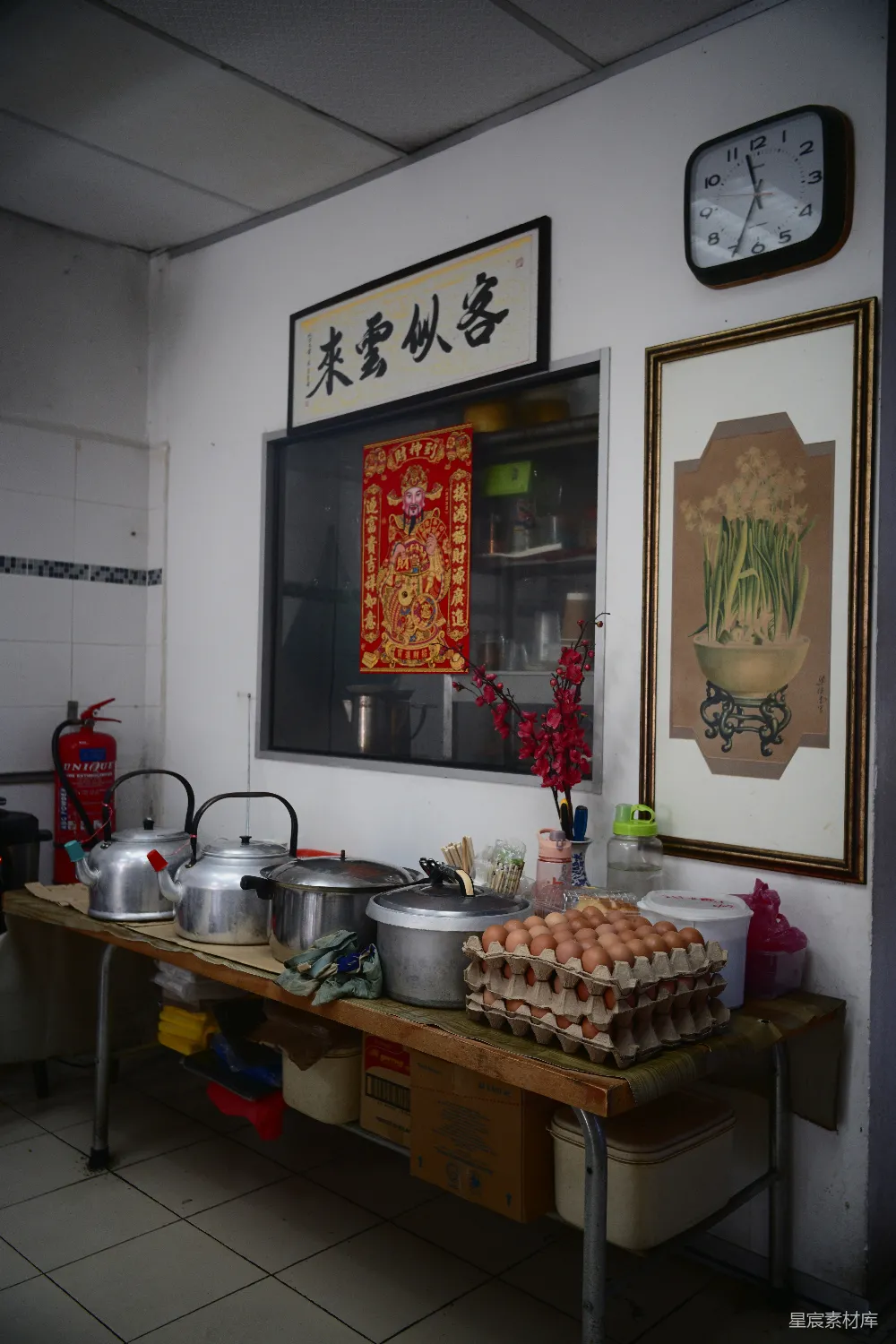 高清摄影  厨房台面上有水壶、鸡蛋和艺术品。