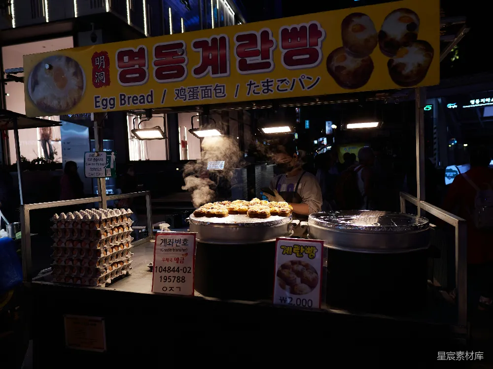 高清摄影  夜晚一个摆放着食物的食品摊