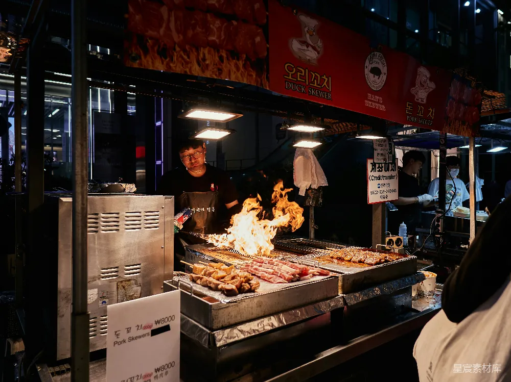 高清摄影  餐馆里一位男士在烤架上烹饪食物