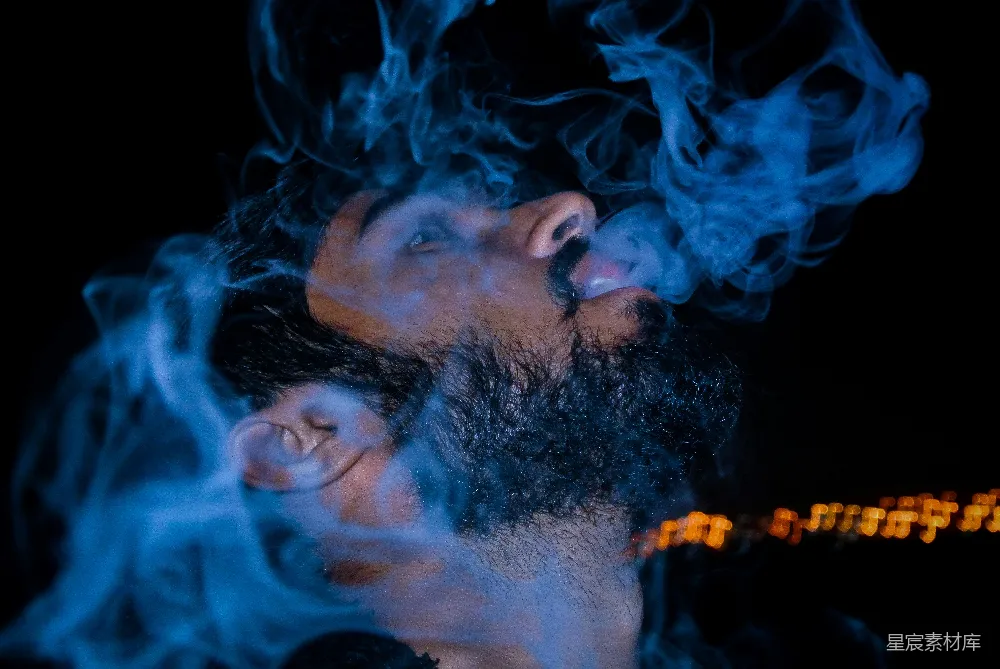 高清摄影  黑色上衣的男人在抽烟