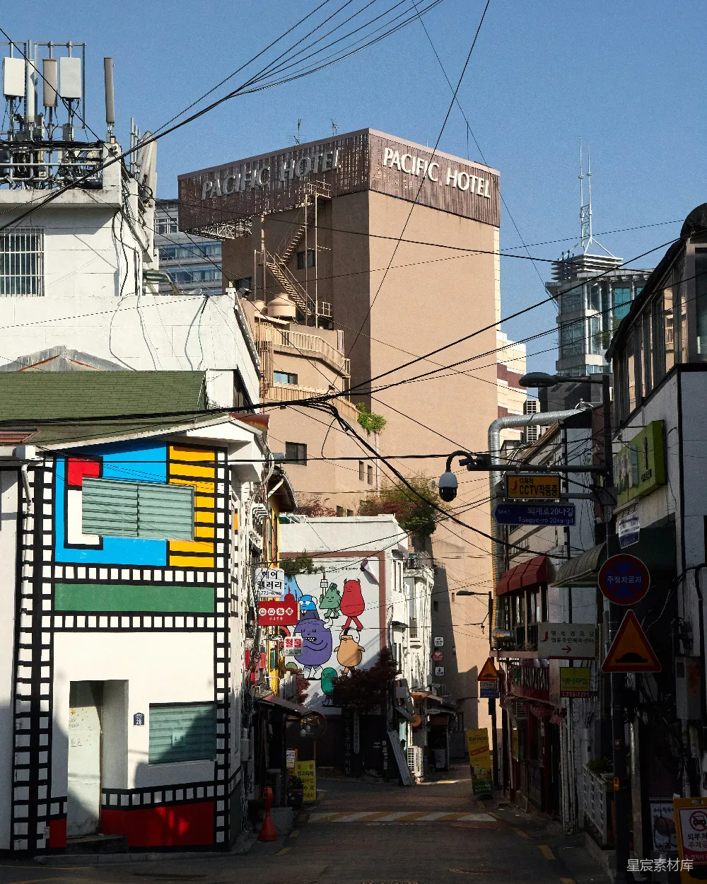 高清摄影  一条街道两旁是建筑和电线的城镇街区