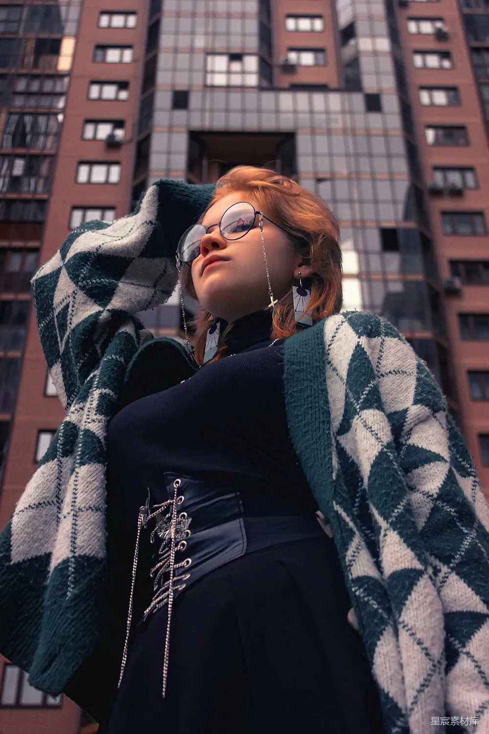 高清摄影 人物 一个穿黑色裙子的女人，穿着绿色和白色格子外套