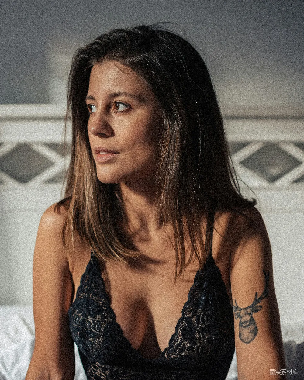 高清摄影  黑色上衣穿着的女性