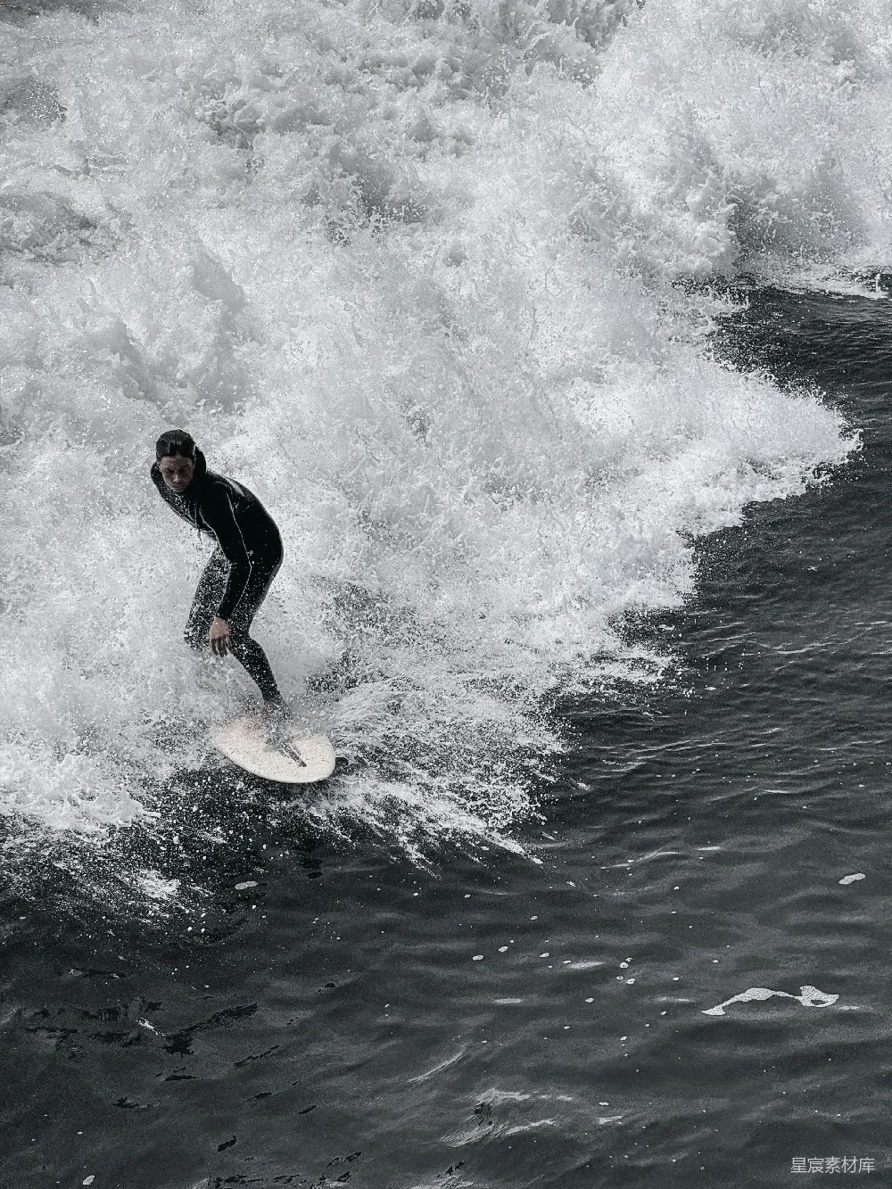 高清摄影  一个男子骑在冲浪板上 surfing于波浪之上