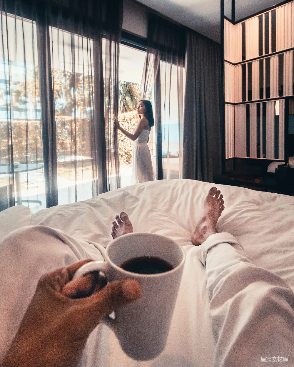 高清摄影  手持白色陶瓷 mug 的人