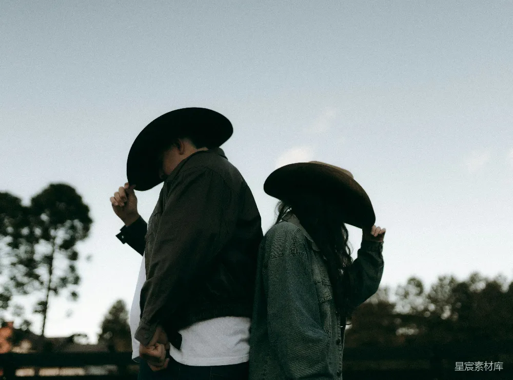 高清摄影  两名戴 cowboy 帽子的人背对镜头