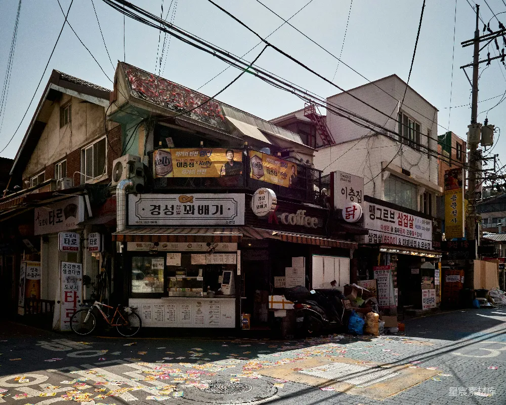 高清摄影  一个角落里有座建筑物，一辆自行车停在它前面。