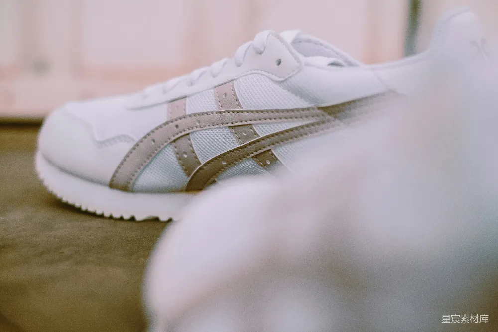 高清摄影 白色金色的adidas运动鞋