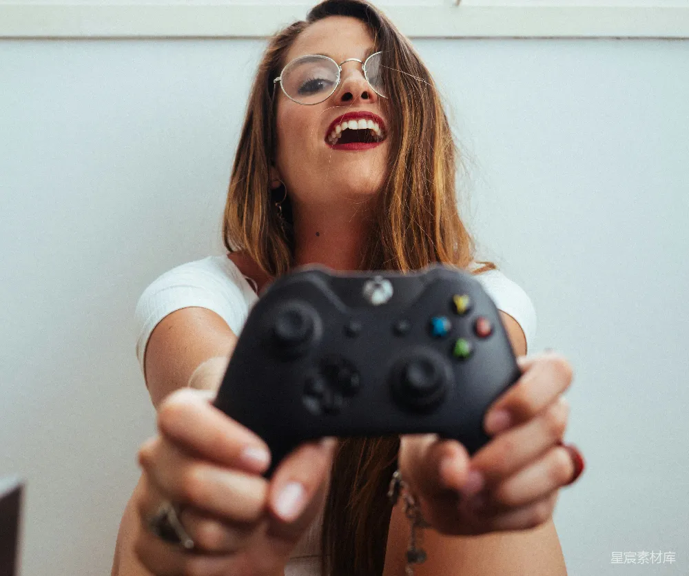高清摄影  手持Xbox One控制器的女人