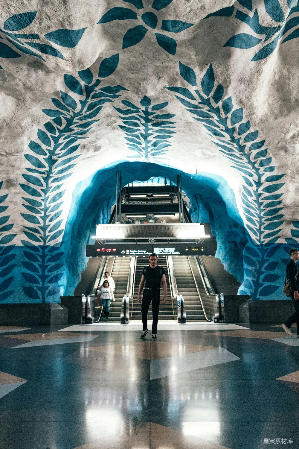 高清摄影  站在 escalator 前面的男人