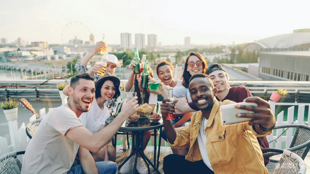 高清摄影  朋友们在 rooftop 派对上自拍