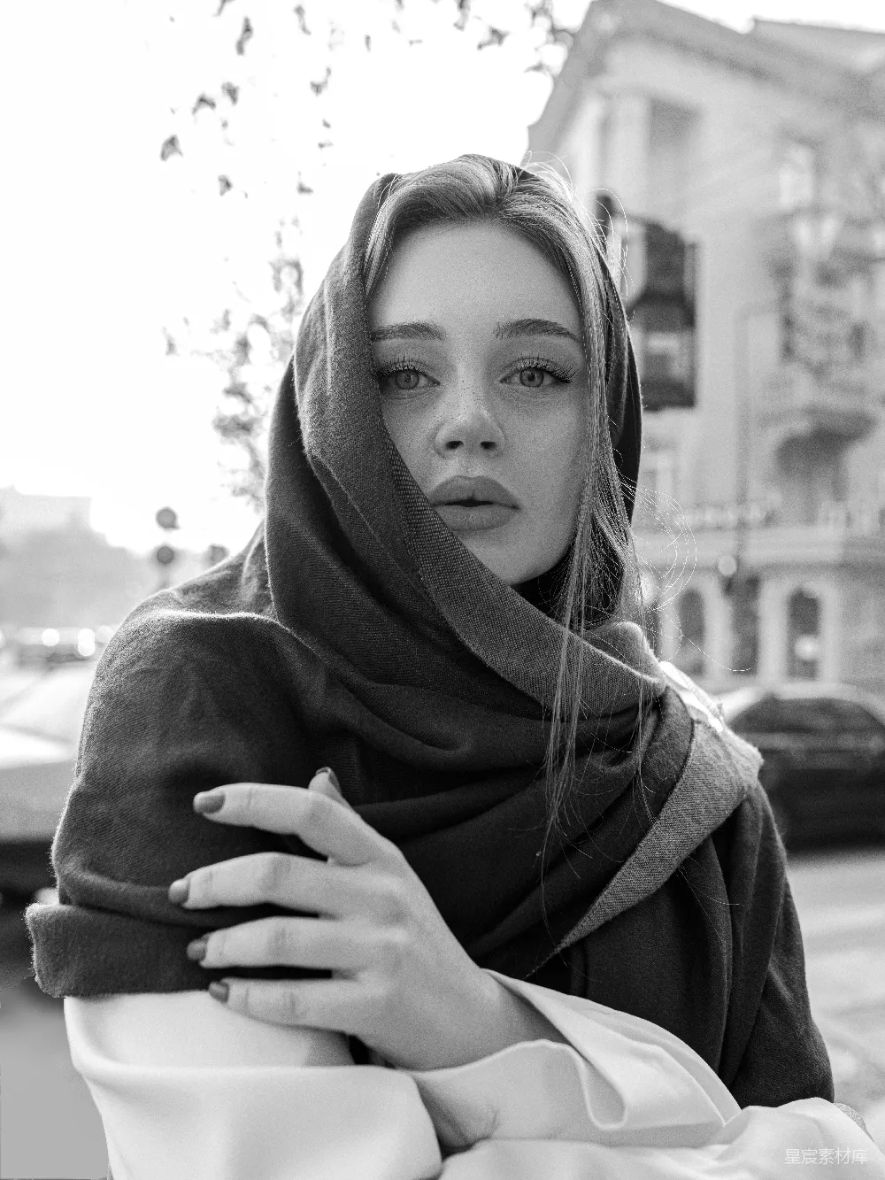 高清摄影 户外一位女性在佩戴围巾。