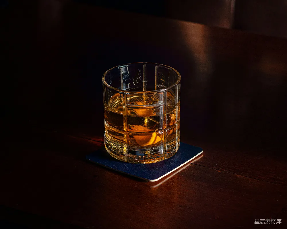 高清摄影 coaster上的酒杯